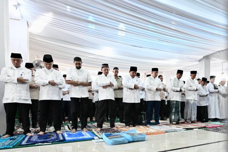 Presiden Prabowo Salat Idulfitri dan Halalbihalal dengan Jemaah Masjid Darussalam Aceh Tamiang