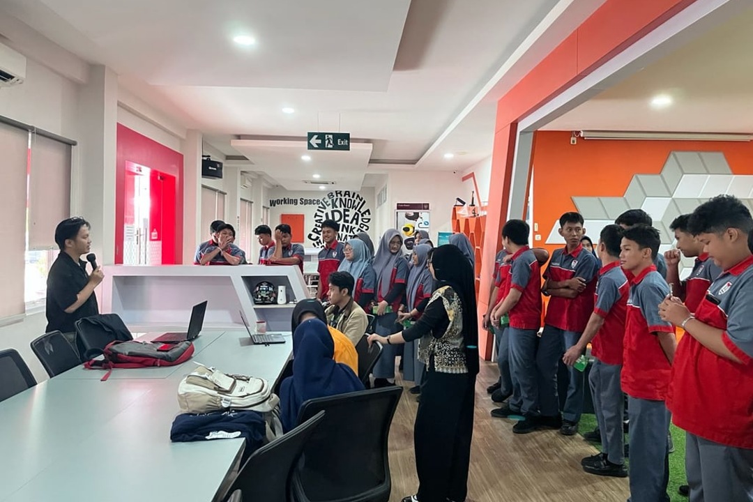 Telkom AI Center Makassar Kenalkan AI dan Ekosistem Startup kepada Ratusan Siswa