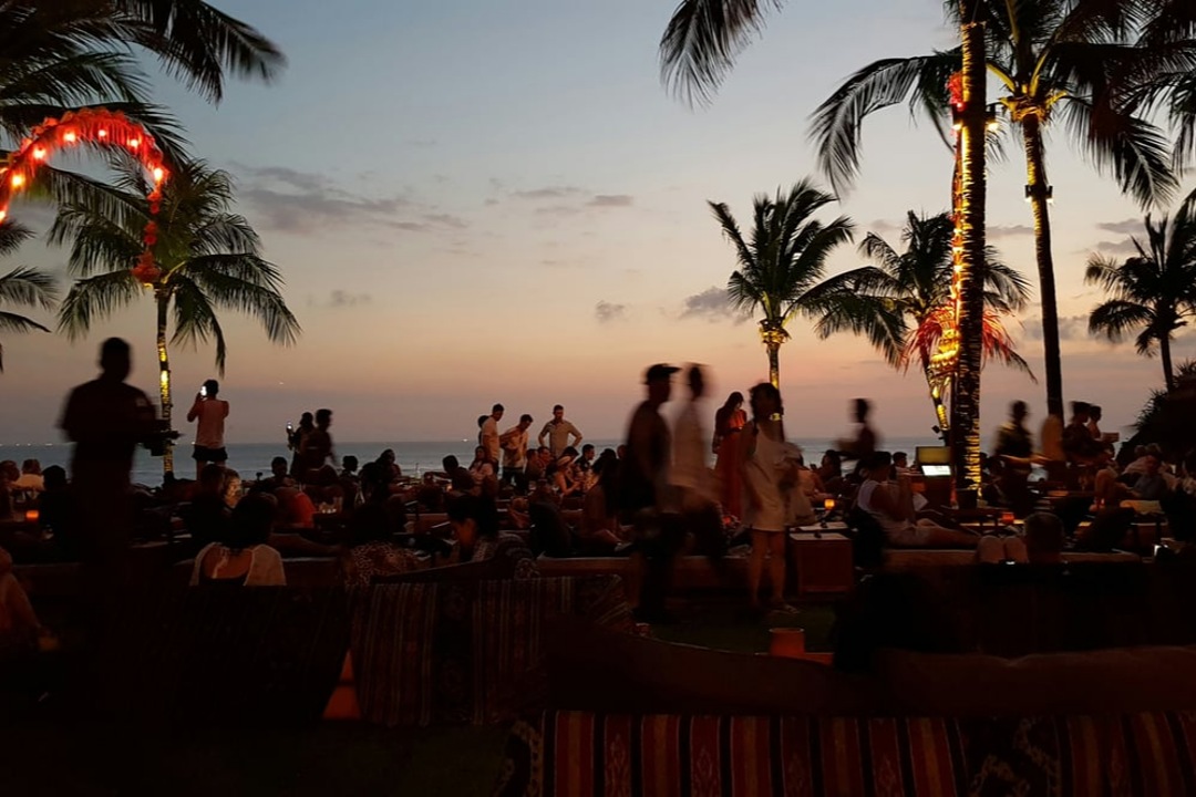 Anatomi Kuliner Seminyak: Polarisasi Tiga Stratum Ekonomi dalam Satu Koridor Jalan
